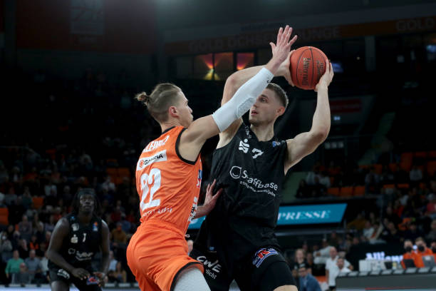 雄鹿低薪续 雄鹿低薪续